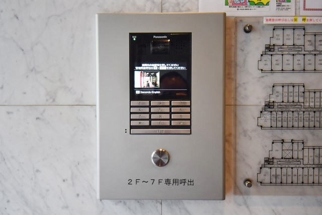 【防犯設備】 | コンパートメント東京中央 | モニター（カメラ）付きのオートロックが備えられています。建物のセキュリティ能力の高さは、欠かすことのできないチェックポイントになります。～即日のご見学可能～　お問合せはお気軽にどうぞ。