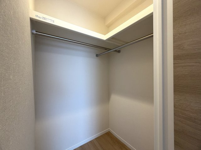 なにこれ！？共用部の雰囲気イイじゃん！！おまけに高層階で眺望・陽当たりも最高潮！！普通とはちょっと違う面白さある間取り！！ペットもイケる驚異の３分物件とはココのコト！『デイパーク横濱天王町』リフォームの収納|十分な収納スペースがあります