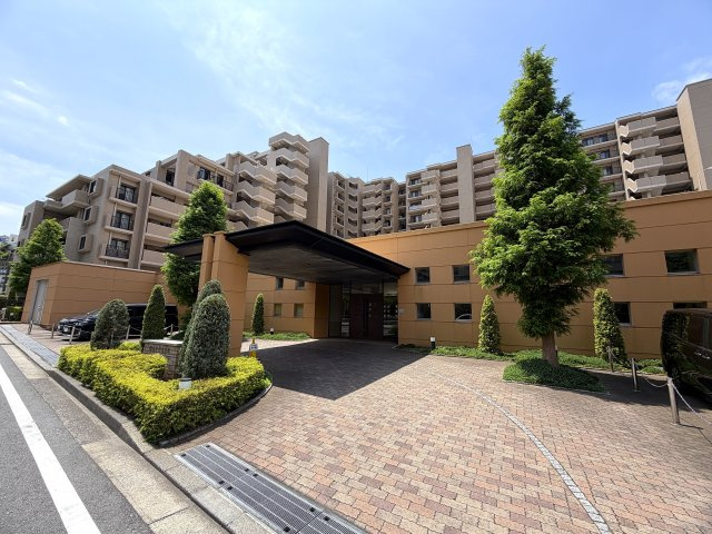 なにこれ！？共用部の雰囲気イイじゃん！！おまけに高層階で眺望・陽当たりも最高潮！！普通とはちょっと違う面白さある間取り！！ペットもイケる驚異の３分物件とはココのコト！『デイパーク横濱天王町』リフォーム
