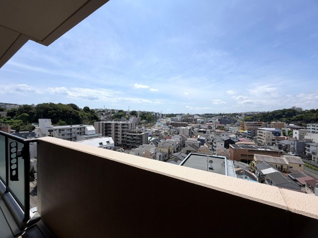 なにこれ！？共用部の雰囲気イイじゃん！！おまけに高層階で眺望・陽当たりも最高潮！！普通とはちょっと違う面白さある間取り！！ペットもイケる驚異の３分物件とはココのコト！『デイパーク横濱天王町』リフォームの展望