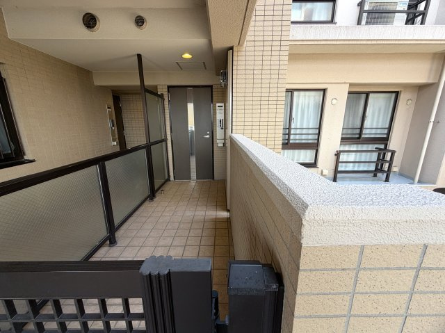 なにこれ！？共用部の雰囲気イイじゃん！！おまけに高層階で眺望・陽当たりも最高潮！！普通とはちょっと違う面白さある間取り！！ペットもイケる驚異の３分物件とはココのコト！『デイパーク横濱天王町』リフォームのエントランス|エントランスです