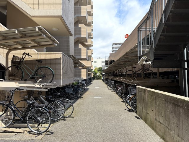 なにこれ！？共用部の雰囲気イイじゃん！！おまけに高層階で眺望・陽当たりも最高潮！！普通とはちょっと違う面白さある間取り！！ペットもイケる驚異の３分物件とはココのコト！『デイパーク横濱天王町』リフォームの駐輪場