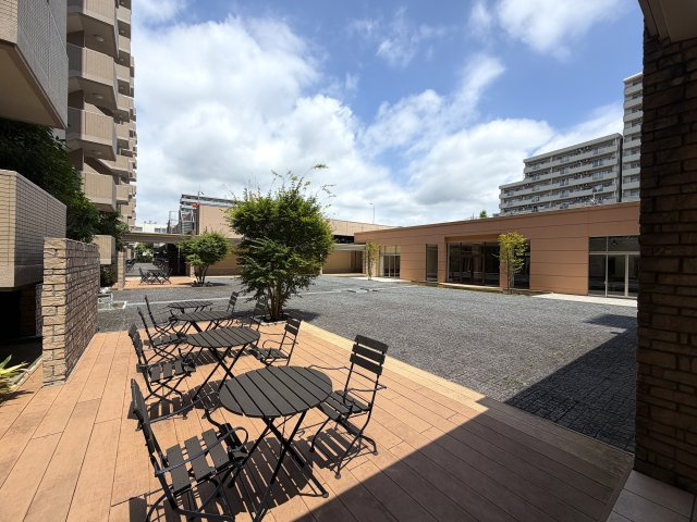 なにこれ！？共用部の雰囲気イイじゃん！！おまけに高層階で眺望・陽当たりも最高潮！！普通とはちょっと違う面白さある間取り！！ペットもイケる驚異の３分物件とはココのコト！『デイパーク横濱天王町』リフォームの中庭
