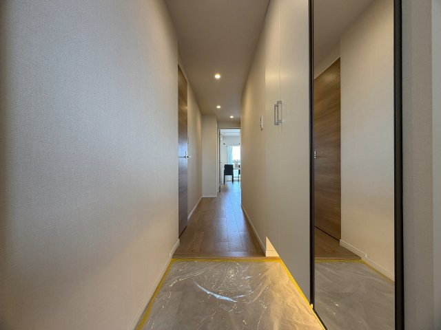 なにこれ！？共用部の雰囲気イイじゃん！！おまけに高層階で眺望・陽当たりも最高潮！！普通とはちょっと違う面白さある間取り！！ペットもイケる驚異の３分物件とはココのコト！『デイパーク横濱天王町』リフォームの玄関|落ち着いた玄関です