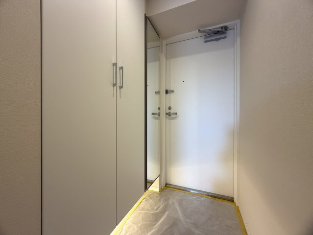 なにこれ！？共用部の雰囲気イイじゃん！！おまけに高層階で眺望・陽当たりも最高潮！！普通とはちょっと違う面白さある間取り！！ペットもイケる驚異の３分物件とはココのコト！『デイパーク横濱天王町』リフォームの玄関|落ち着いた玄関です