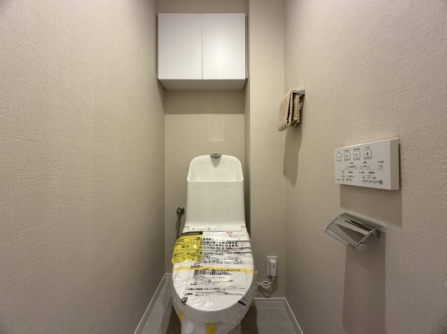 なにこれ！？共用部の雰囲気イイじゃん！！おまけに高層階で眺望・陽当たりも最高潮！！普通とはちょっと違う面白さある間取り！！ペットもイケる驚異の３分物件とはココのコト！『デイパーク横濱天王町』リフォームのトイレ|コンパクトで使いやすいトイレです