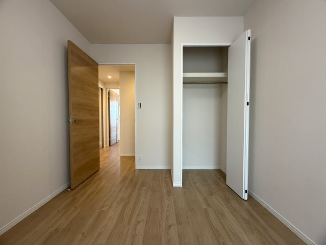 なにこれ！？共用部の雰囲気イイじゃん！！おまけに高層階で眺望・陽当たりも最高潮！！普通とはちょっと違う面白さある間取り！！ペットもイケる驚異の３分物件とはココのコト！『デイパーク横濱天王町』リフォームの洋室|落ち着いた色調の洋室です