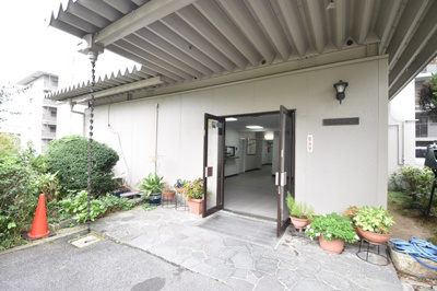 【エントランス】 | 北摂マンション | サイトに掲載されていない箇所の写真、撮影してお届けさせて頂きます！気になる物件で、見たい部分の画像が無い場合は、弊社スタッフまでご連絡下さいませ。お客様の気になる箇所を、カメラにて撮影して参ります！