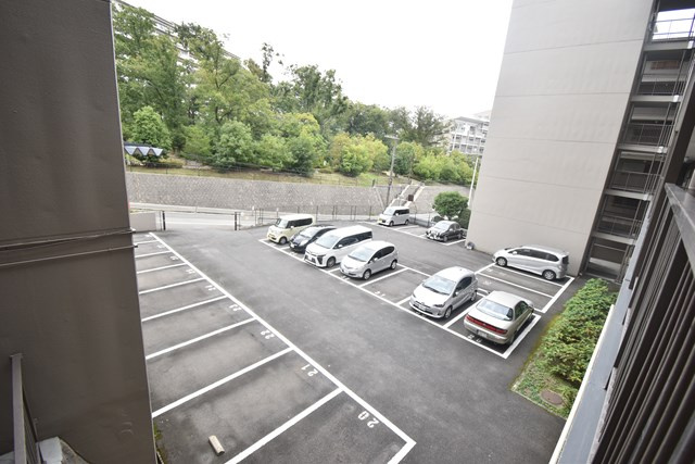 【駐車場】 | 北摂マンション | 弊社のファイナンシャルプランナーより、将来に向けた資金計画・住宅ローンの無料相談が皆様に大変ご好評頂いております！物件ご購入の前に、まずはお気軽にご相談くださいませ。
