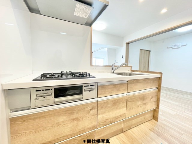 【キッチン】 | 北摂マンション | こちらの物件近くの教育施設や、スーパー・公園など、物件周辺の住環境を併せてご案内させて頂きます。ぜひ、現地での暮らしをイメージなさって下さい！