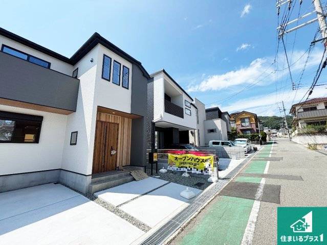池田市畑　第16期　新築一戸建ての前面道路含む現地写真|周辺は閑静な住宅街！前面道路広々で車の出し入れも便利です。駐車が苦手な方でも安心して車庫入れできます！