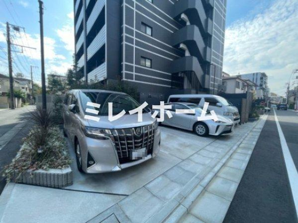 アジールコート大森西の駐車場