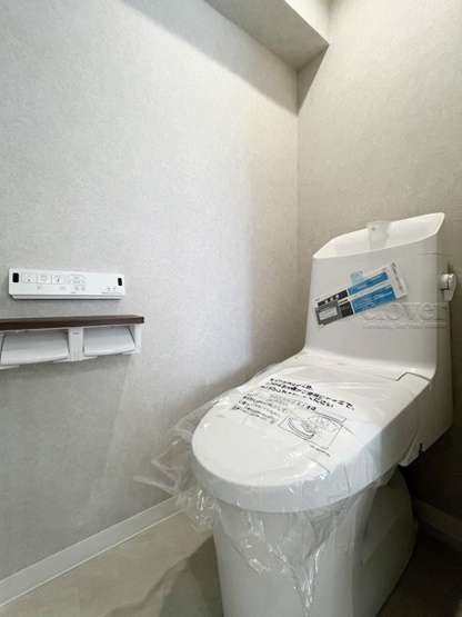 【トイレ】 | 広尾80 | 温水洗浄便座付き　トイレはもともと個人の領域である自宅の中でも、最もプライベートな空間です。だからこそ、ほしい「落ち着き」がここにあります。～即日のご見学可能～　お問合せはお気軽にどうぞ。