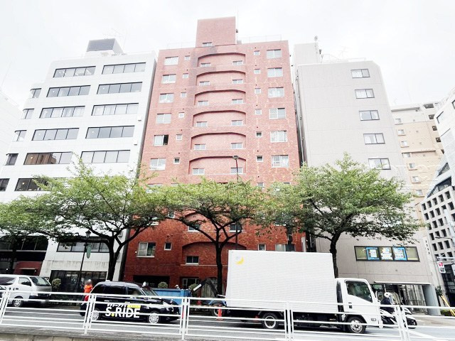 【外観】 | 広尾80 | 手入れの行き届いた外壁やエントランスなど、「見ればわかる」レベルで清潔感を保ったマンションです。築年数を感じさせない姿で皆様をお出迎えします。～即日のご見学可能～　お問合せはお気軽にどうぞ。