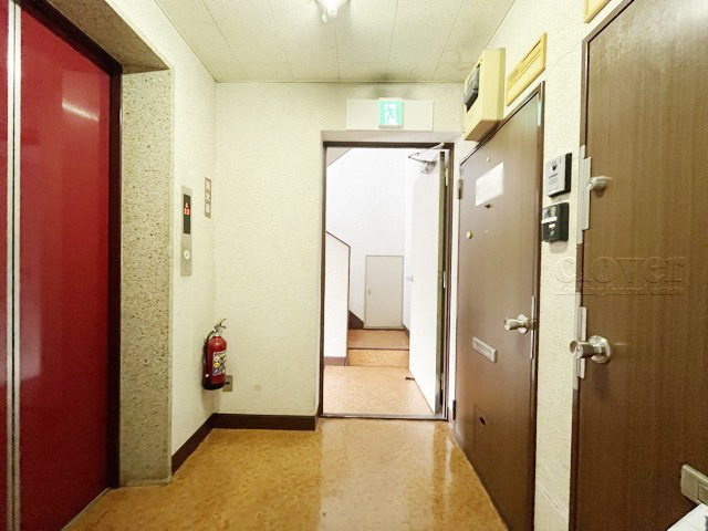 【その他共用部分】 | 広尾80 | 共用廊下です。ここもきれいに清掃されています。周囲のお部屋の様子も、ぜひ伺ってみてください。～即日のご見学可能～　お問合せはお気軽にどうぞ。