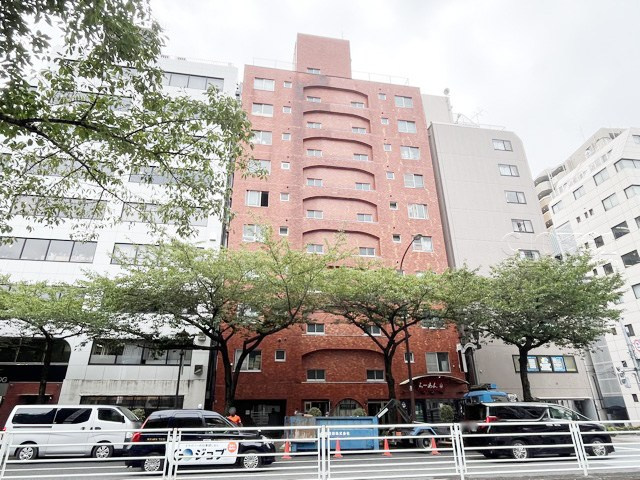 【外観】 | 広尾80 | 手入れの行き届いた外壁やエントランスなど、「見ればわかる」レベルで清潔感を保ったマンションです。築年数を感じさせない姿で皆様をお出迎えします。～即日のご見学可能～　お問合せはお気軽にどうぞ。