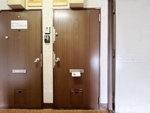 【その他共用部分】 | 広尾80 | 皆様をお迎えする、お部屋の玄関ドア。開けやすさや開放角度、ドアノブの操作しやすさや鍵の形状などを、現地で一度ご確認ください。～即日のご見学可能～　お問合せはお気軽にどうぞ。