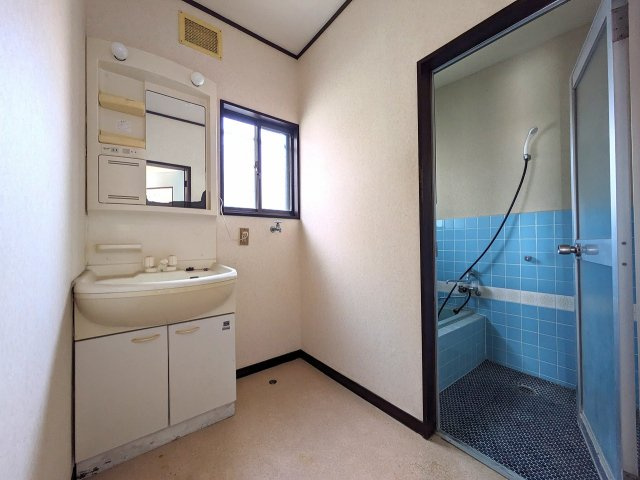 松山市西垣生町の中古一戸建の洗面所|洗面所です