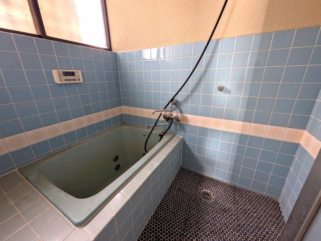 松山市西垣生町の中古一戸建の浴室|                                                  