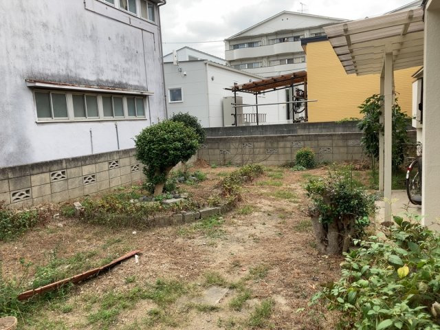 山越町戸建て（再建築不可、車進入不可）の庭|お庭の付いた物件です