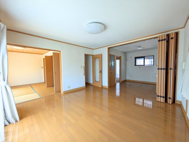 北条戸建ての居間・リビング|扉を開放すれば隣室とつながり、広々とした空間に。家族が自然と集まる明るいリビングスペースです。