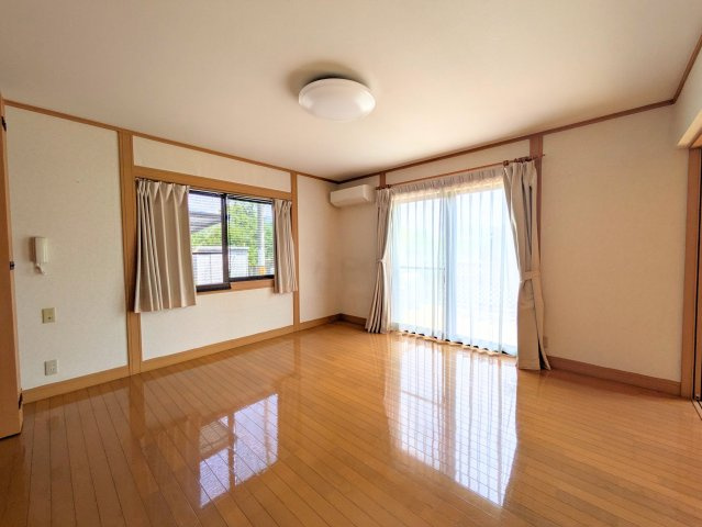 北条戸建ての居間・リビング|大きな窓からあたたかな陽光が差し込む洋室。フローリングが心地よい空間を演出します。