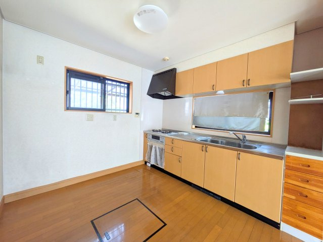 北条戸建てのキッチン|自然光が入る明るい壁付けキッチン。上下の収納に加え床下収納もあり、調理器具もスッキリ収まります。