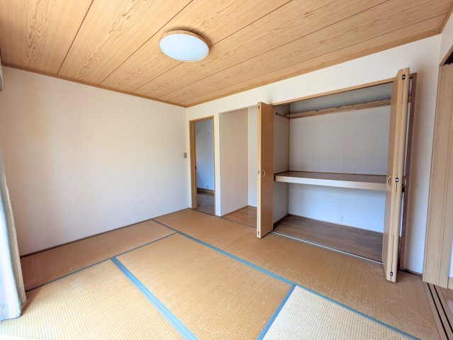 北条戸建ての和室|中段付きの押し入れを備えた和室。お布団や季節の家電もすっきりと収まり部屋が整います。