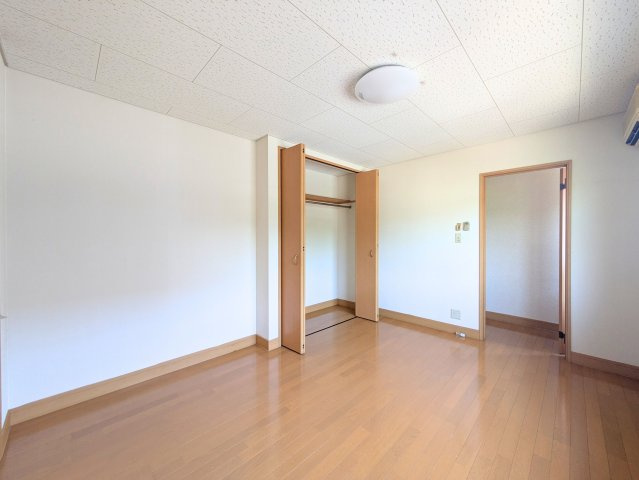 北条戸建ての洋室|ハンガーパイプ付きクローゼットを備えた洋室。丈の長い衣類もきれいに収納できて室内が片付きます。