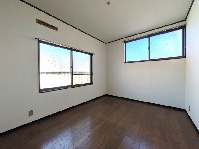 松山市西垣生町の中古一戸建の洋室|                                                  
