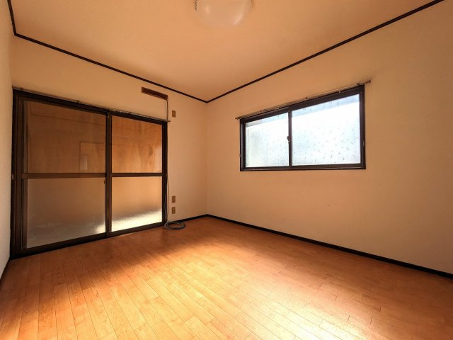 松山市西垣生町の中古一戸建の洋室|ゆったりした洋室です