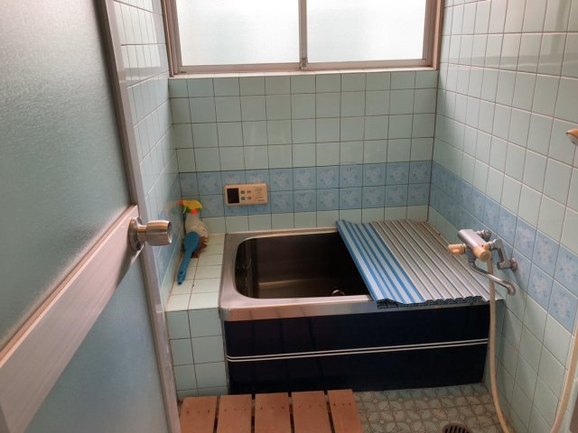 山越町戸建て（再建築不可、車進入不可）の浴室|きれいなお風呂です