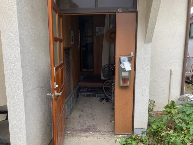 山越町戸建て（再建築不可、車進入不可）の玄関|明るい玄関です