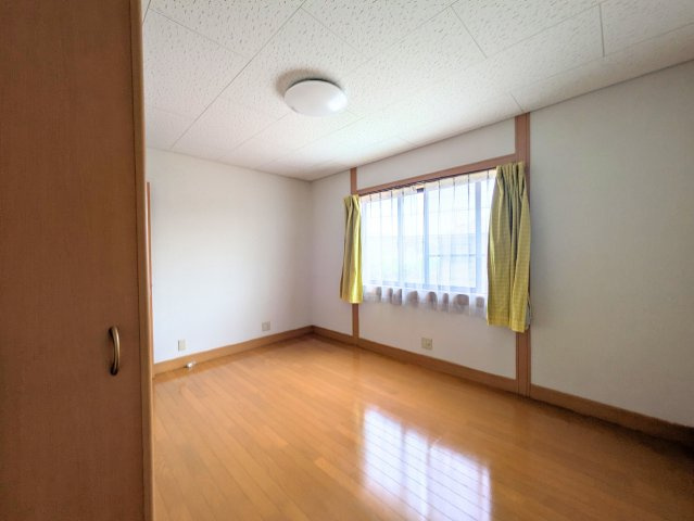 北条戸建ての洋室|木目の美しいフローリングが映える明るい洋室。プライベートな時間を穏やかに過ごせるお部屋です。