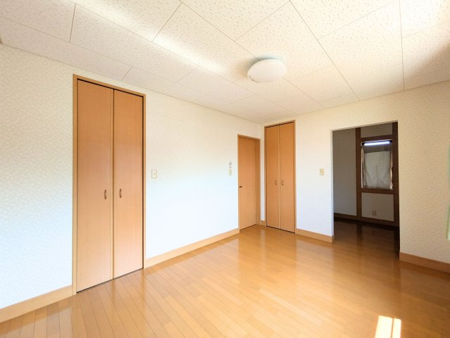 北条戸建ての洋室|WICを備えた洋室。季節ごとの衣類や小物を分けて整理しやすく重宝します。