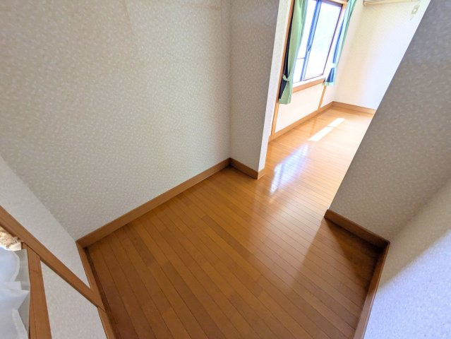 北条戸建ての内装|奥へ広がるマルチな空間。デスクを置いて書斎にしたり、納戸として活用したり用途が広がります。
