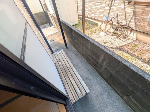 北条戸建てのバルコニー|和室から出られるサイドスペース。縁側風のベンチがあり、日陰でのひと休みや物置に活用できます。