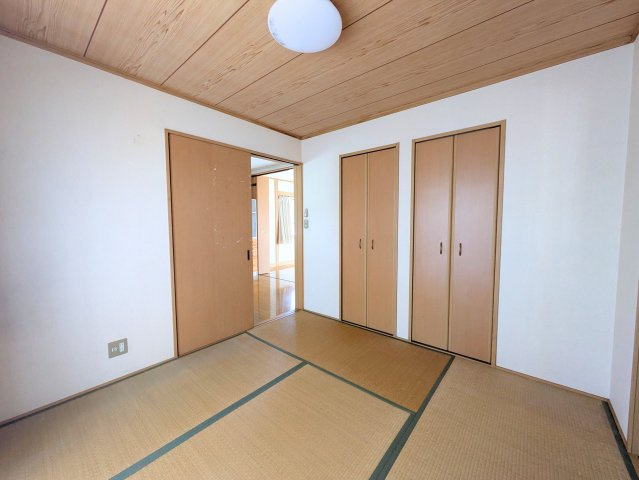 北条戸建ての和室|木の温もりが感じられる落ち着いた和室。クローゼット風の収納があり、お布団や衣類も整理できます。