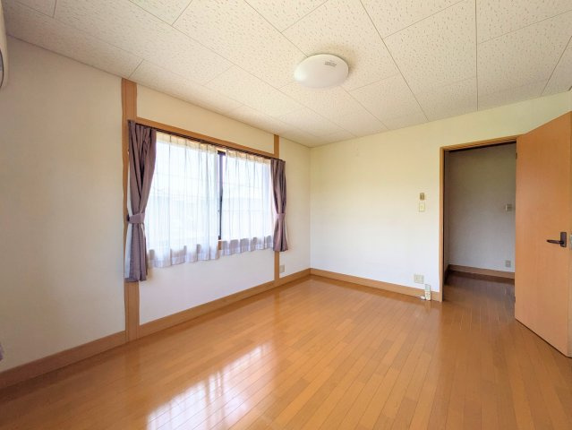 北条戸建ての洋室|腰高窓からやわらかな光が届く洋室。壁面が多く家具の配置がしやすいため、子供部屋にも適しています。