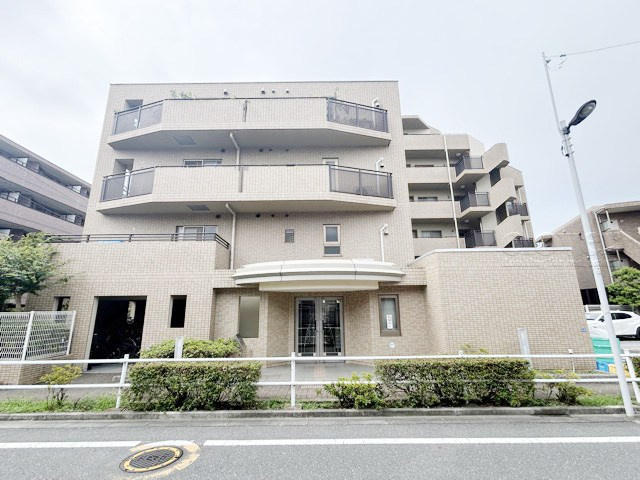 【外観】 | ハウス城北中央公園 | 手入れの行き届いた外壁やエントランスなど、「見ればわかる」レベルで清潔感を保ったマンションです。築年数を感じさせない姿で皆様をお出迎えします。～即日のご見学可能～　お問合せはお気軽にどうぞ。