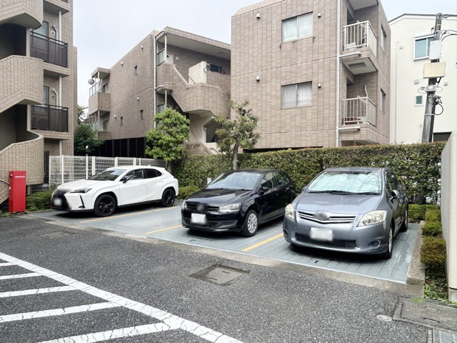 【駐車場】 | ハウス城北中央公園 | マンションの駐車場スペース。空きの有無や駐車料金、サイズ規定などについては、改めてお問い合わせください。～即日のご見学可能～　お問合せはお気軽にどうぞ。