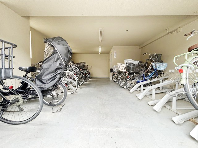 【駐輪場】 | ハウス城北中央公園 | 自転車置き場。マンションの共用部にあたります。空きの有無や駐輪料金、各戸の台数制限などについては、改めてお問い合わせください。～即日のご見学可能～　お問合せはお気軽にどうぞ。