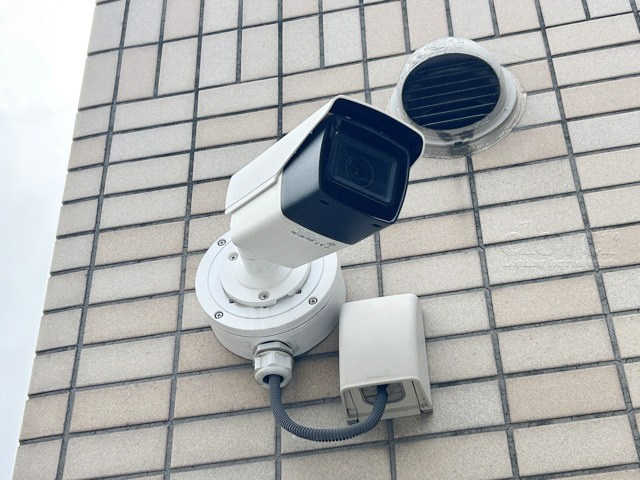【防犯設備】 | ハウス城北中央公園 | 建物や敷地の隅々に目を光らせる防犯カメラが設置されています。現地を見学される際には、カメラの存在やその台数にも意識を払ってみてください。～即日のご見学可能～　お問合せはお気軽にどうぞ。