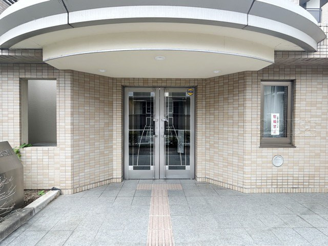 【エントランス】 | ハウス城北中央公園 | オートロックを備えた、マンションのエントランス。やはりセキュリティの観点は欠かすことができません。皆様を“安全”に送り出し、出迎えてくれます。～即日のご見学可能～　お問合せはお気軽にどうぞ。