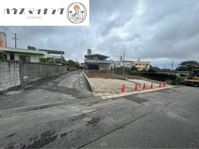 リーブルガーデン南城市玉城前川・１号棟の前面道路含む現地写真|前面道路含む建築中写真（2026年7月23日完成予定）