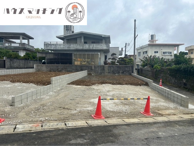 リーブルガーデン南城市玉城前川・１号棟の前面道路含む現地写真|前面道路含む建築中写真（2026年7月23日完成予定）
