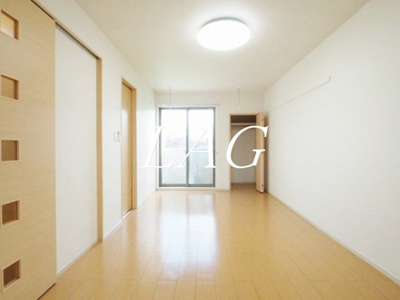 【居間・リビング】 | ソレイユ美南 | 洋室のお部屋です。