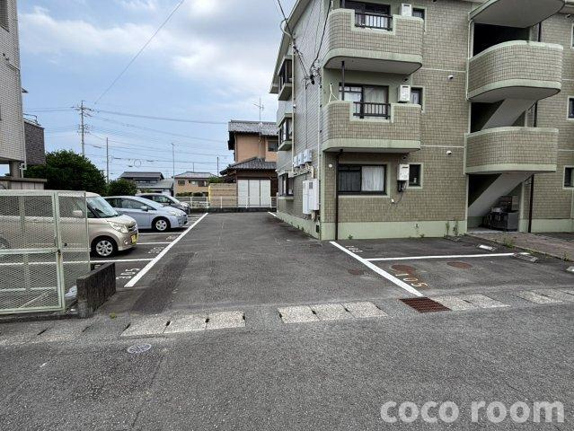 アーバンライフユイの駐車場