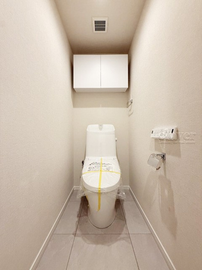【トイレ】 | サンクタス大森ヴァッサーハウス | 温水洗浄便座付き　上部に収納を備えたトイレです。自宅の中でも最もプライベートな空間だからこそ、ほしい「落ち着き」がここにあります。～即日のご見学可能～　お問合せはお気軽にどうぞ。