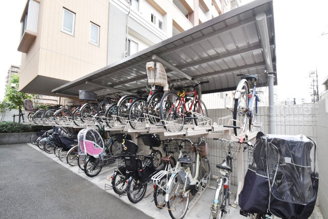 【駐輪場】 | サンクタス大森ヴァッサーハウス | 自転車置き場。マンションの共用部にあたります。空きの有無や駐輪料金、各戸の台数制限などについては、改めてお問い合わせください。～即日のご見学可能～　お問合せはお気軽にどうぞ。
